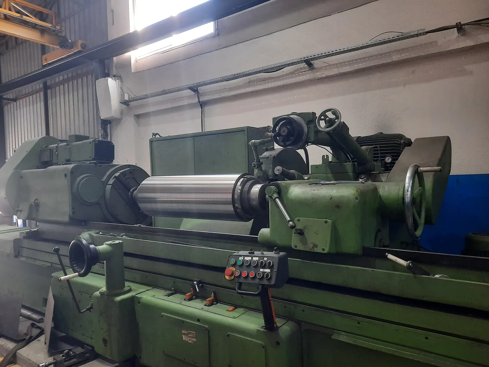 Precision grinding of a steel roll body