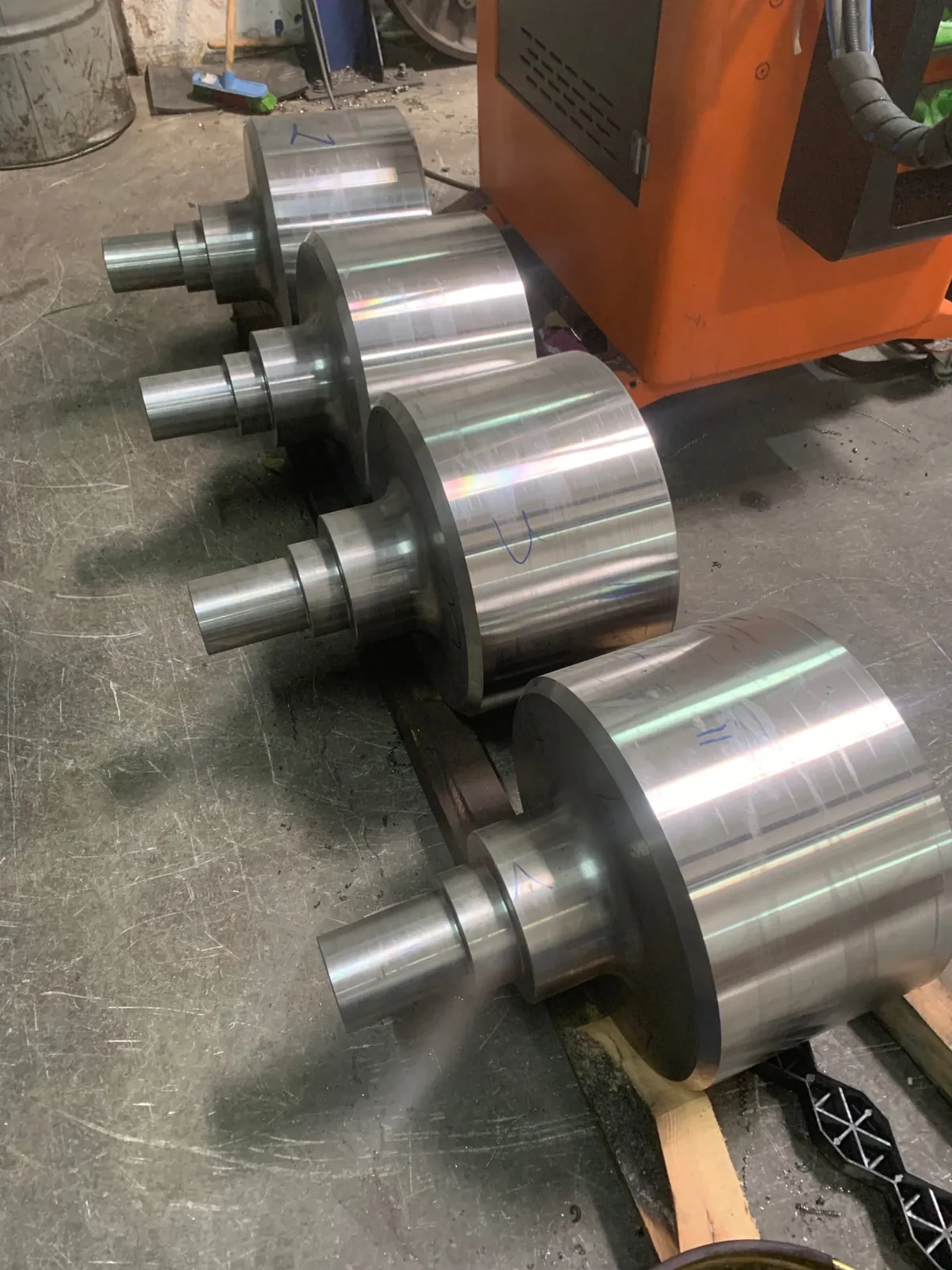 Small steel rollers with journals made in series